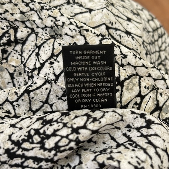 Investments black and white button down blouse. Size 1X - Picture 7 of 7